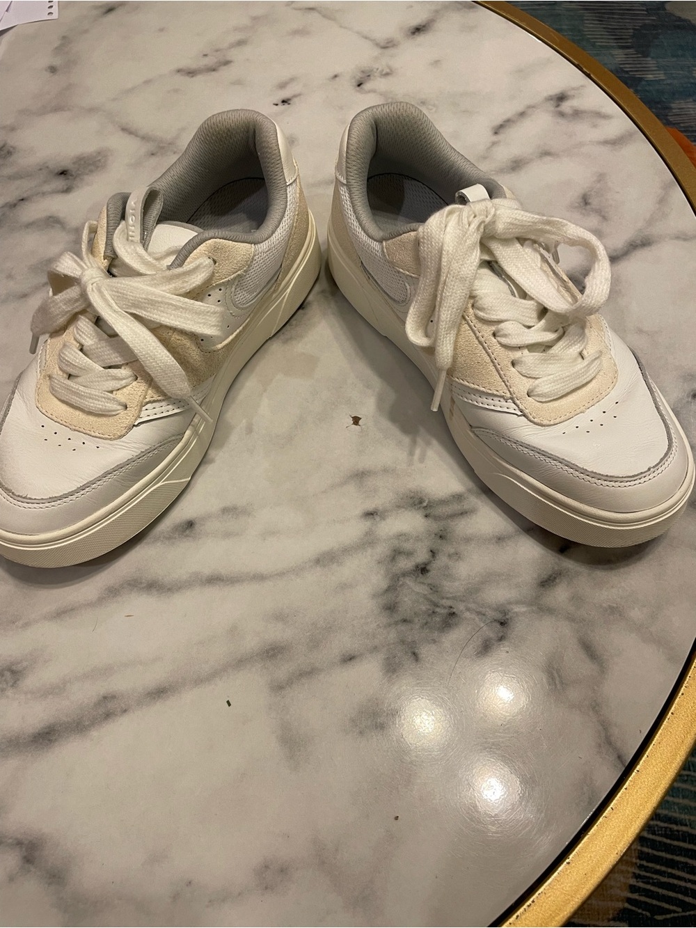 Vionic Women's Low-Top Sneakers in White and Cream - Picture 4 of 8